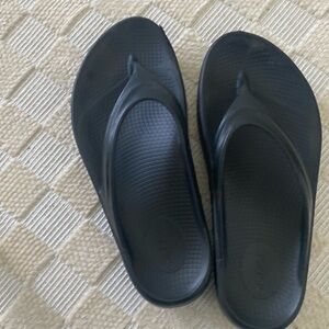 Women’s size 8 black oofos recovery flip flops